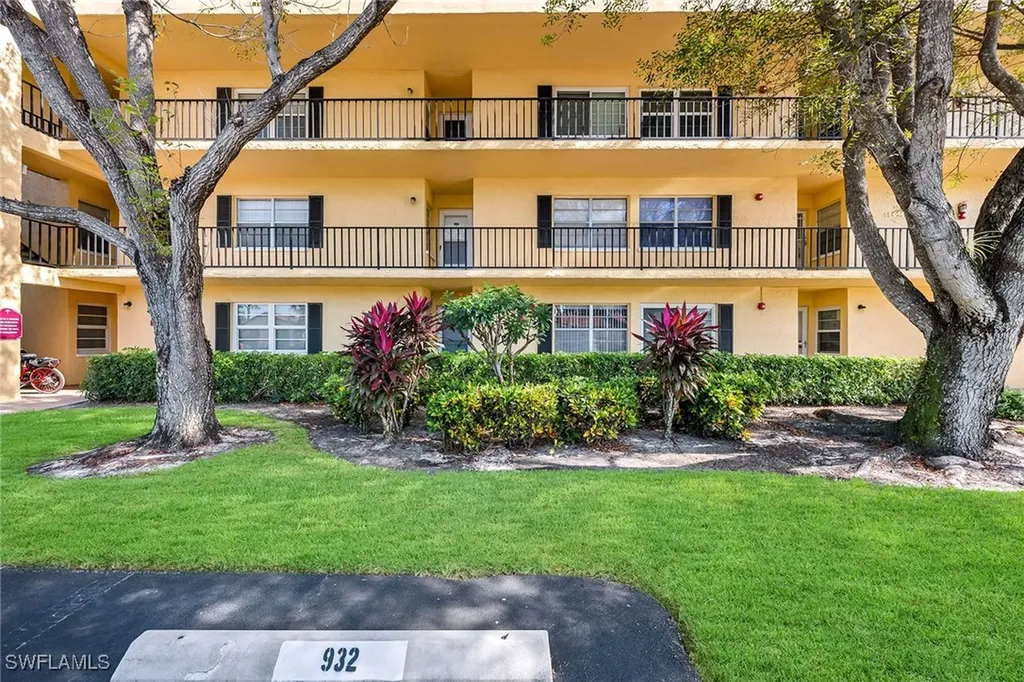 1086 Forest Lakes Drive Naples FL 34105