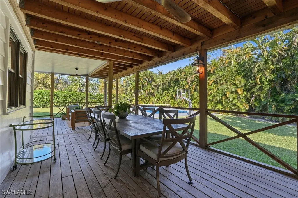 6260 Waxmyrtle Way Naples FL 34109