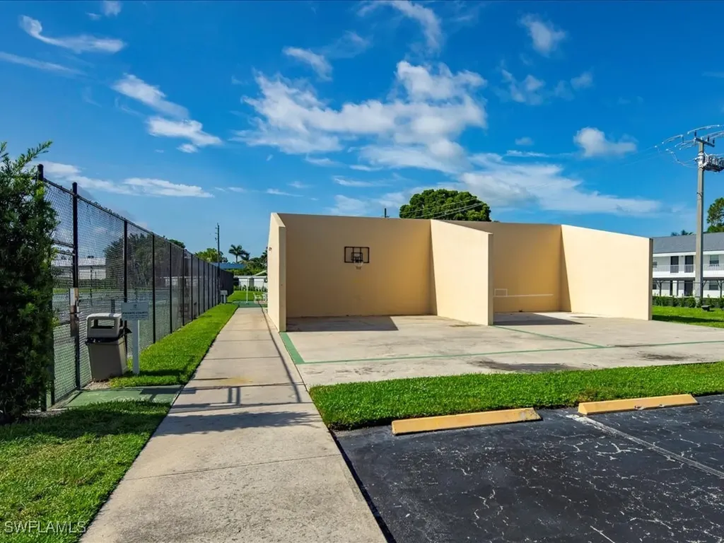 600 Neapolitan Way Naples FL 34103