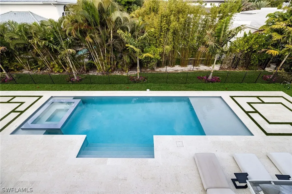 1985 Crayton Road Naples FL 34102