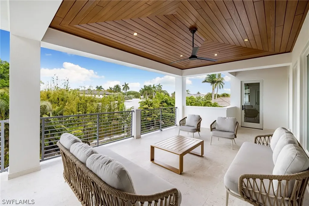 1985 Crayton Road Naples FL 34102
