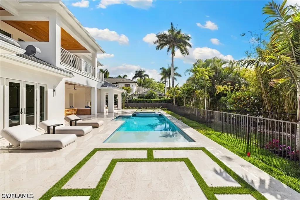 1985 Crayton Road Naples FL 34102