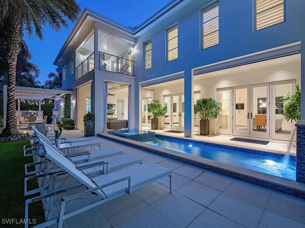 Naples FL, 501 2ND Avenue N