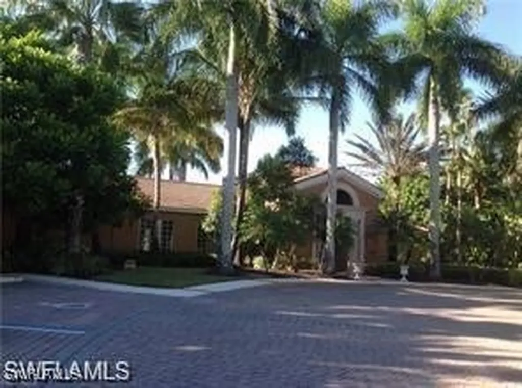 1160 Wildwood Lakes Boulevard Naples FL 34104
