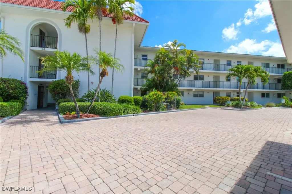41 High Point Circle S Naples FL 34103