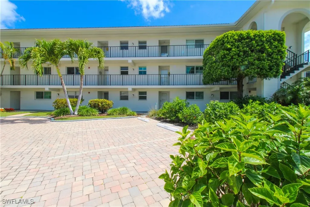 41 High Point Circle S Naples FL 34103