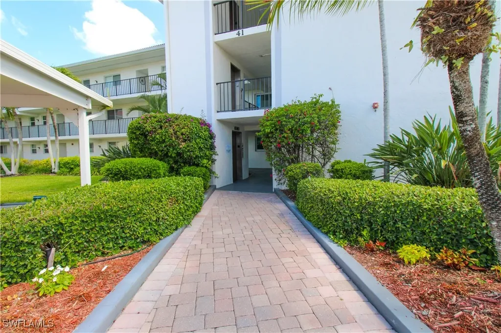 41 High Point Circle S Naples FL 34103