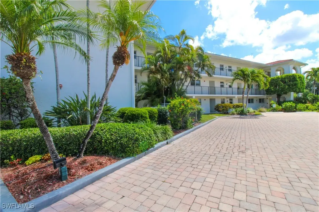 41 High Point Circle S Naples FL 34103