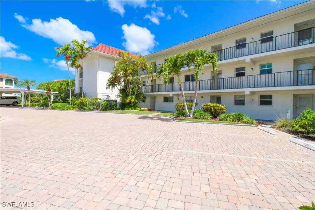 41 High Point Circle S Naples FL 34103