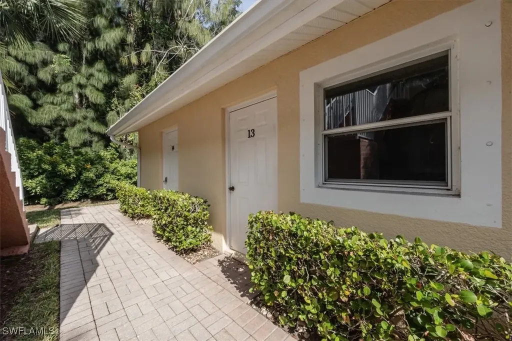 2400 Bayou Lane Naples FL 34112