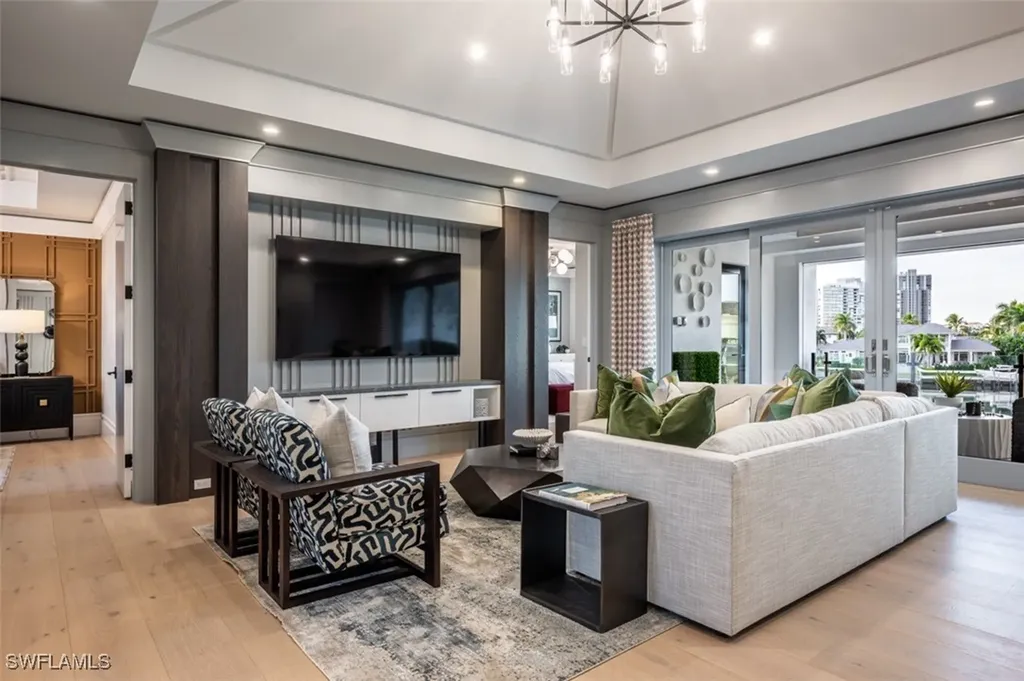 405 Neapolitan Way Naples FL 34103