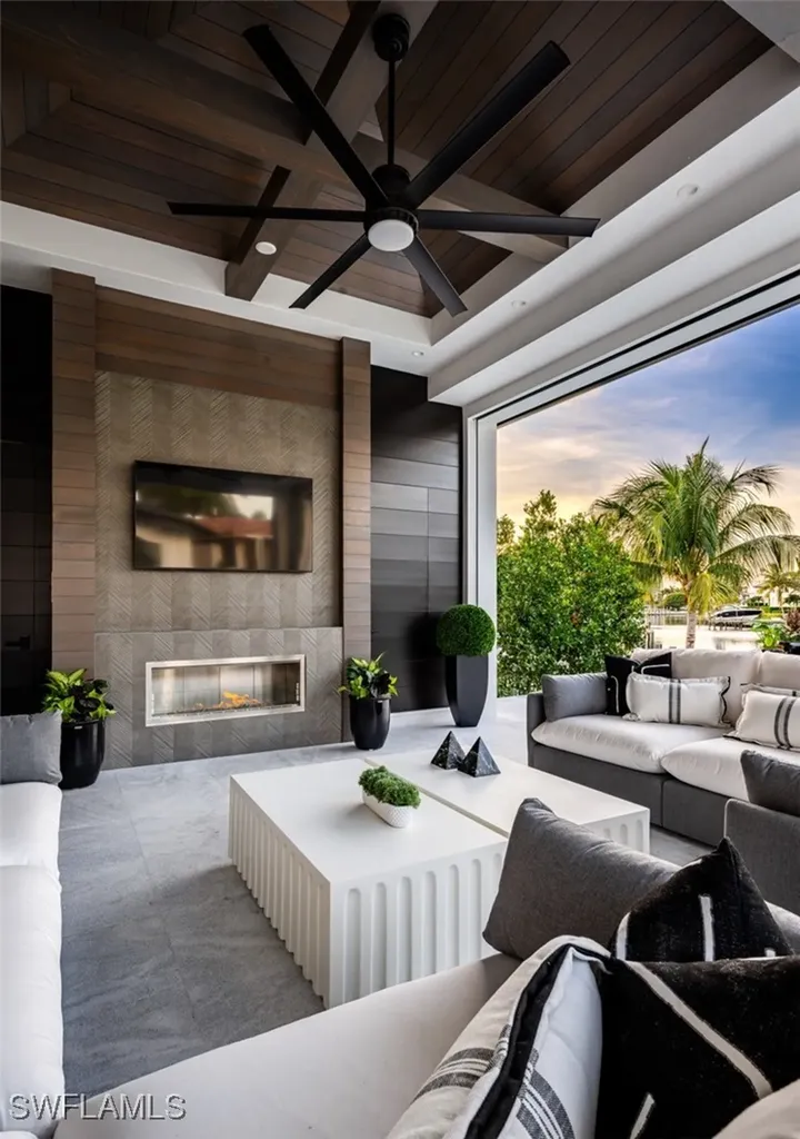 405 Neapolitan Way Naples FL 34103