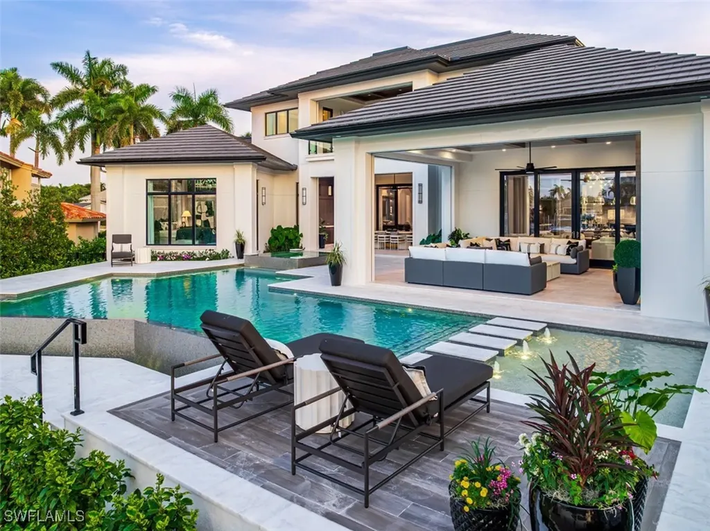 405 Neapolitan Way Naples FL 34103