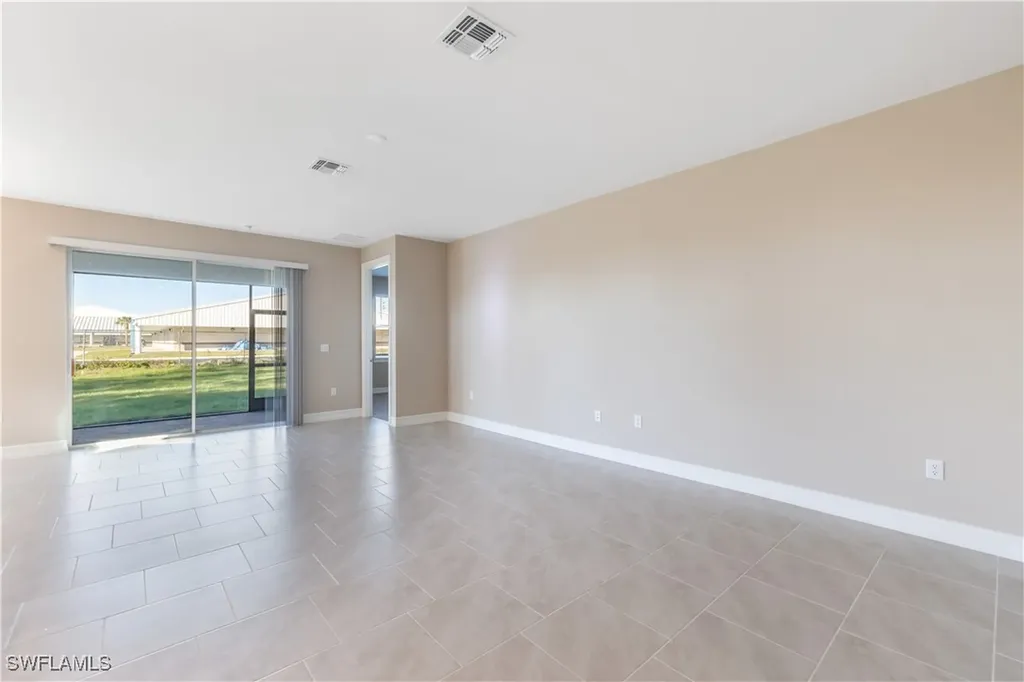 552 Spring Hill Lake Loop Cape Coral FL 33993