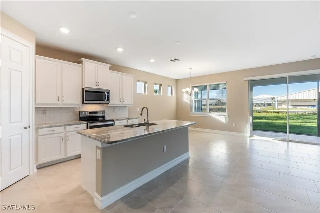 552 Spring Hill Lake Loop Cape Coral FL 33993