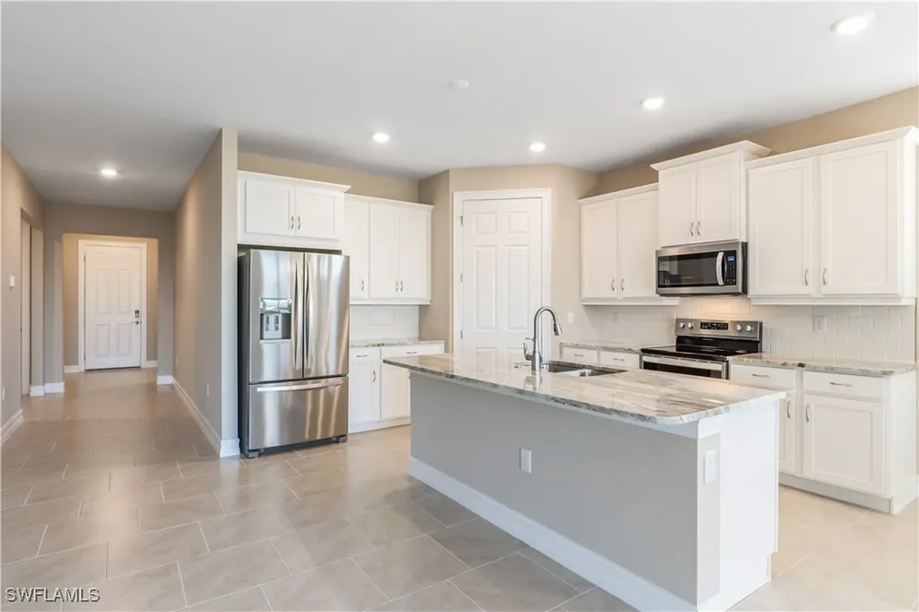 552 Spring Hill Lake Loop Cape Coral FL 33993