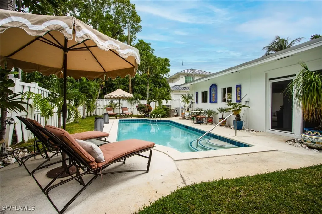 359 2nd Avenue N Naples FL 34102