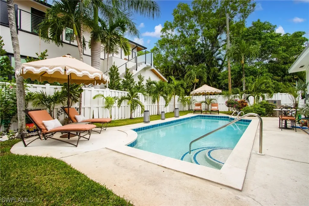 359 2nd Avenue N Naples FL 34102