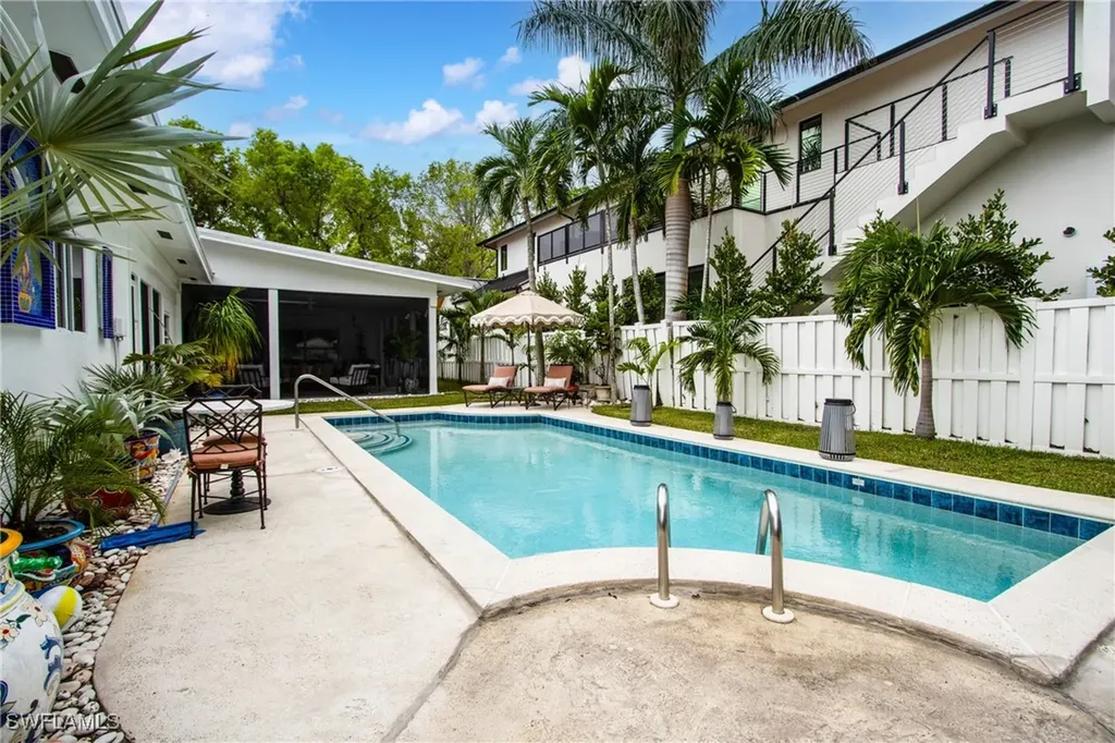 359 2nd Avenue N Naples FL 34102