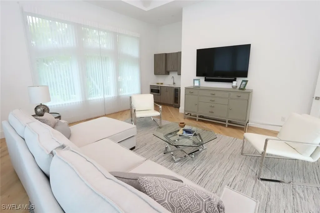300 2nd Avenue N Naples FL 34102