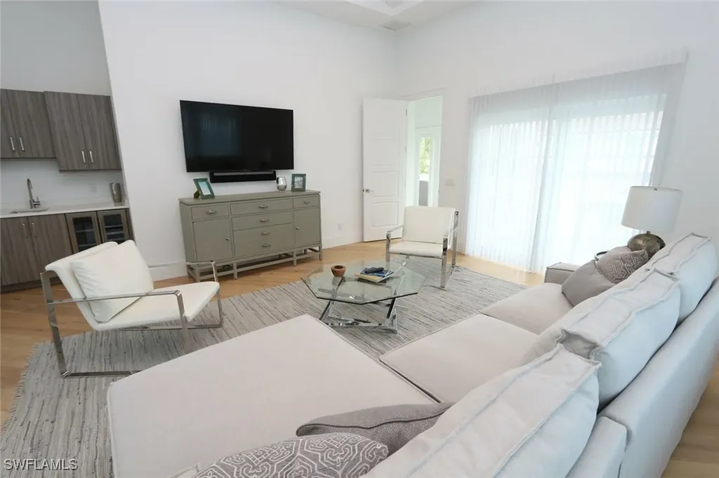 300 2nd Avenue N Naples FL 34102