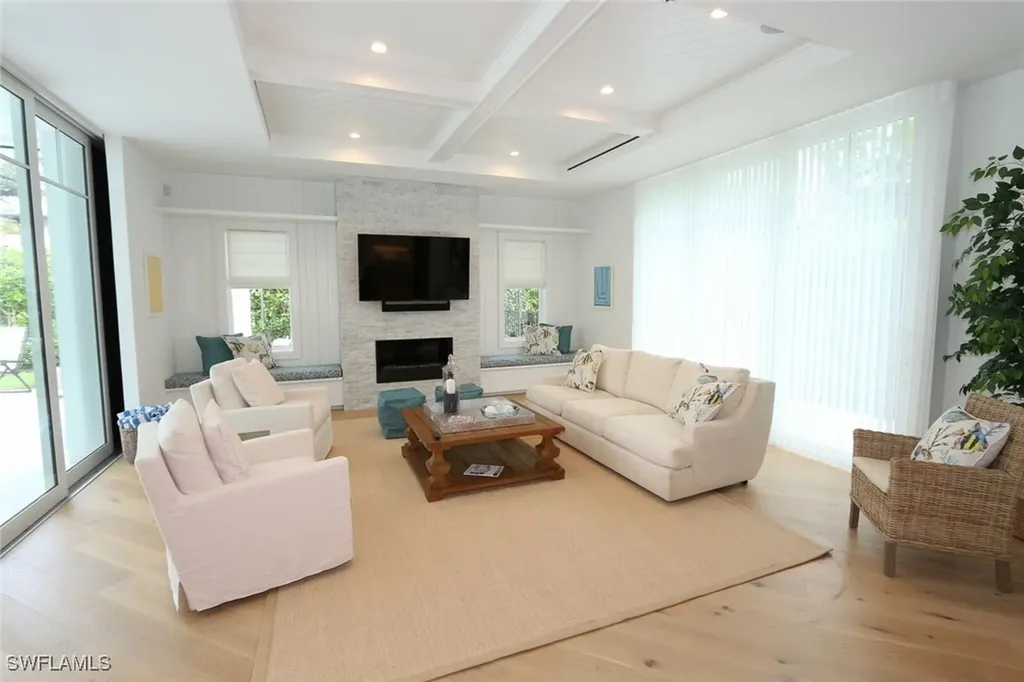 300 2nd Avenue N Naples FL 34102