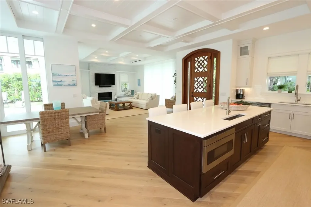 300 2nd Avenue N Naples FL 34102