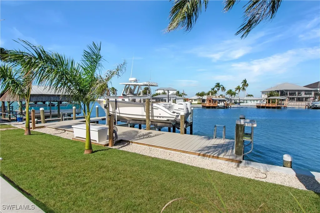 190 Tahiti Circle Naples FL 34113