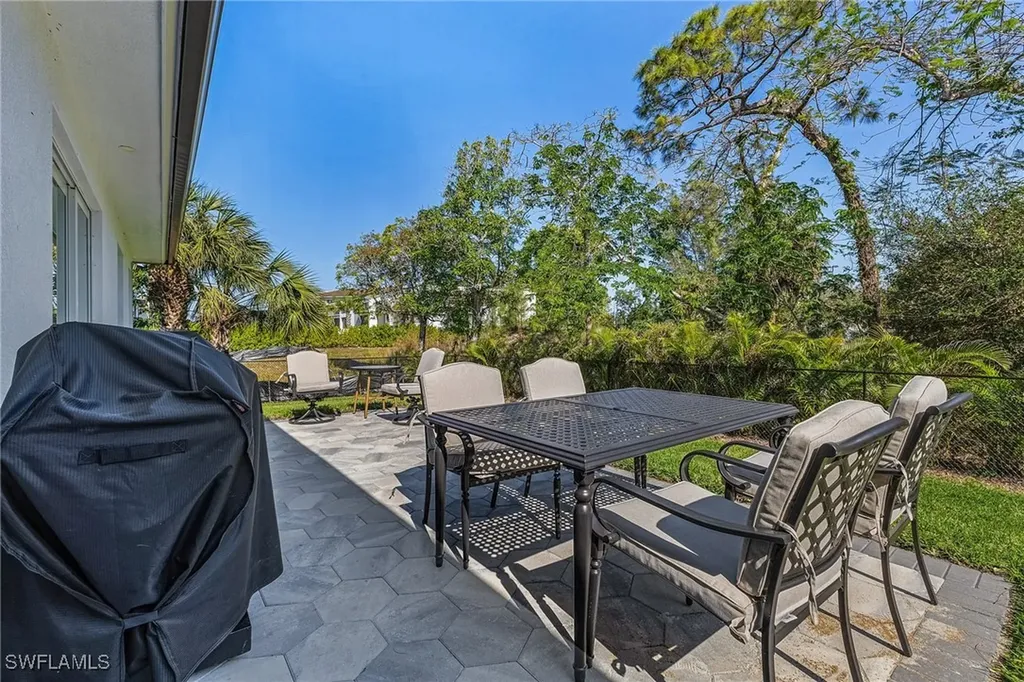 2499 Pine Street Naples FL 34112