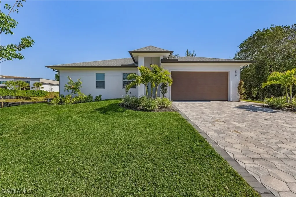 2499 Pine Street Naples FL 34112