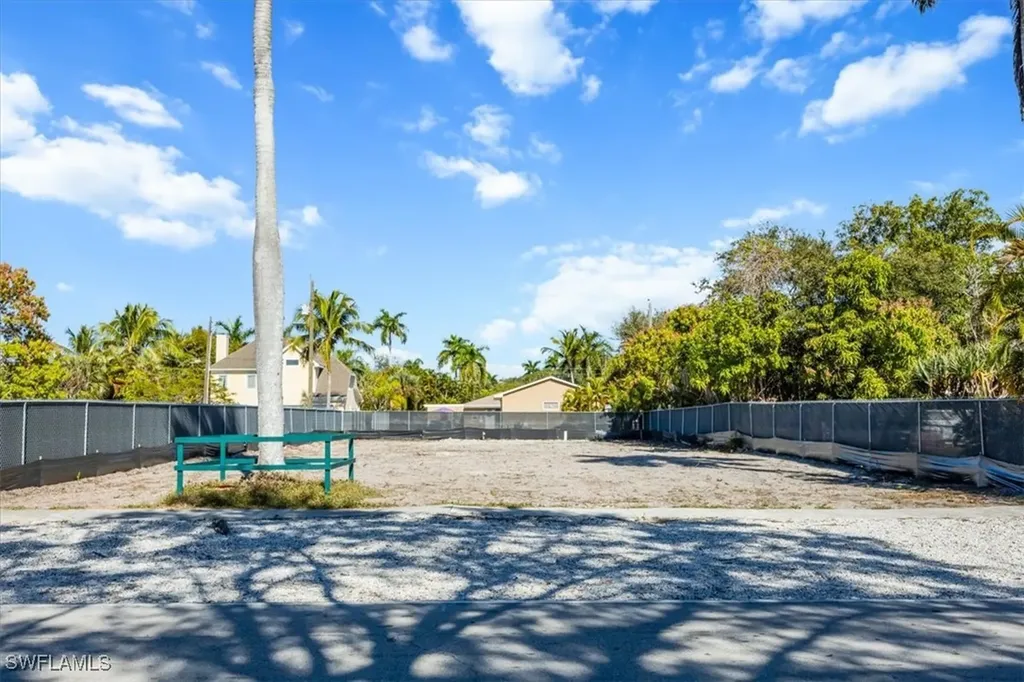 1075 7th Avenue N Naples FL 34102