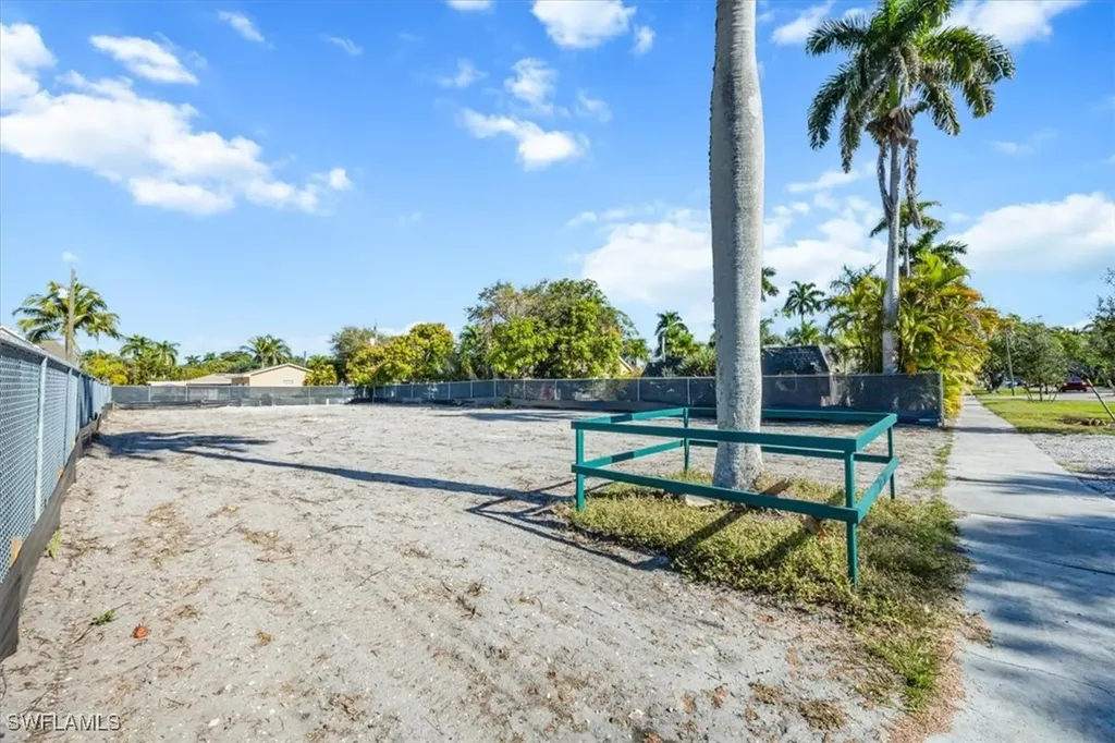 1075 7th Avenue N Naples FL 34102