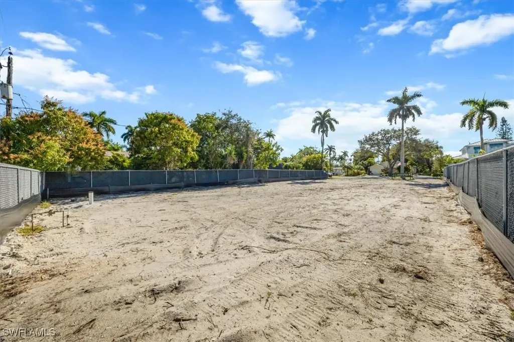 1075 7th Avenue N Naples FL 34102