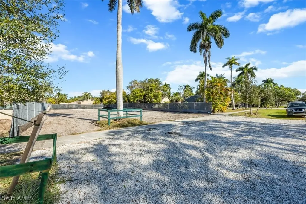 1075 7th Avenue N Naples FL 34102