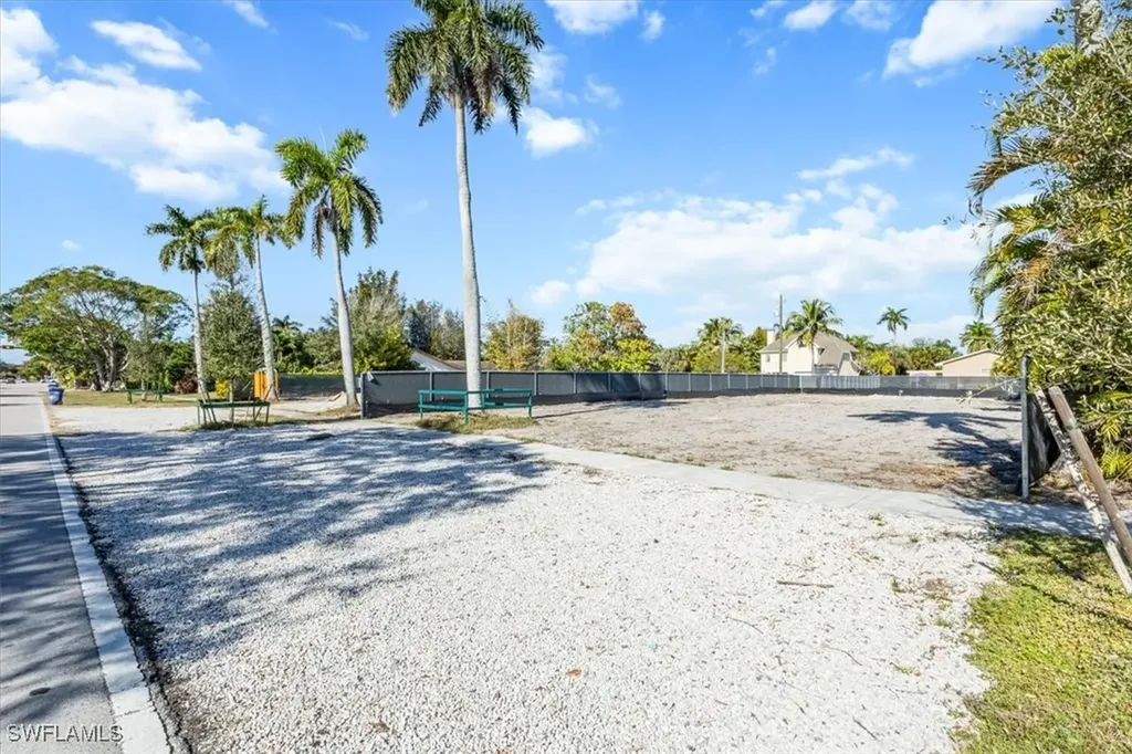 1075 7th Avenue N Naples FL 34102