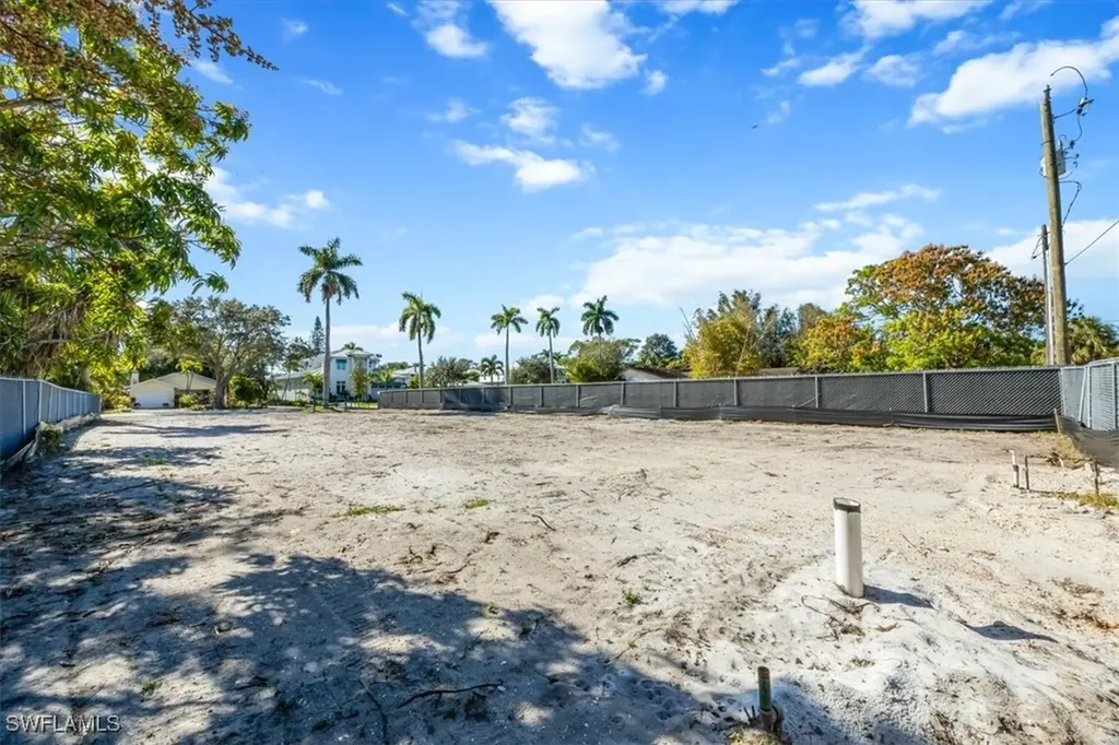 1075 7th Avenue N Naples FL 34102