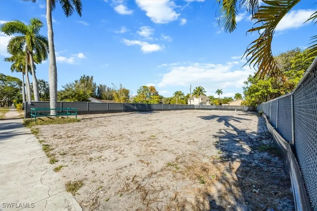 1075 7th Avenue N Naples FL 34102