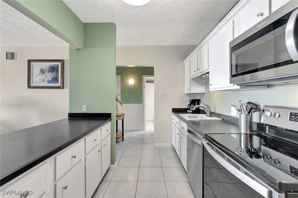 60 Pelican Street W Naples FL 34113