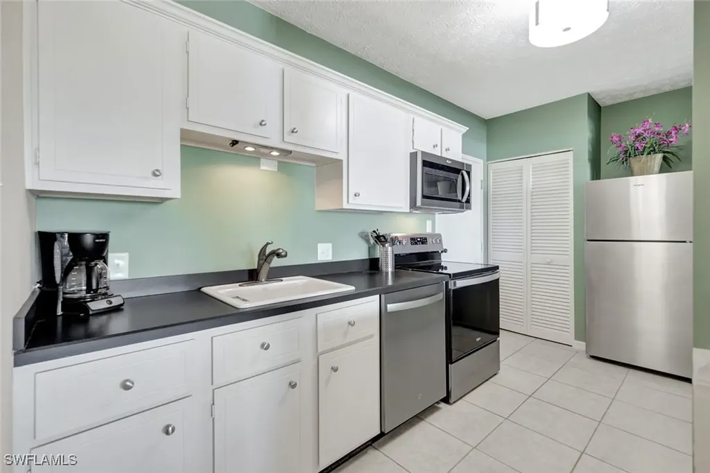 60 Pelican Street W Naples FL 34113
