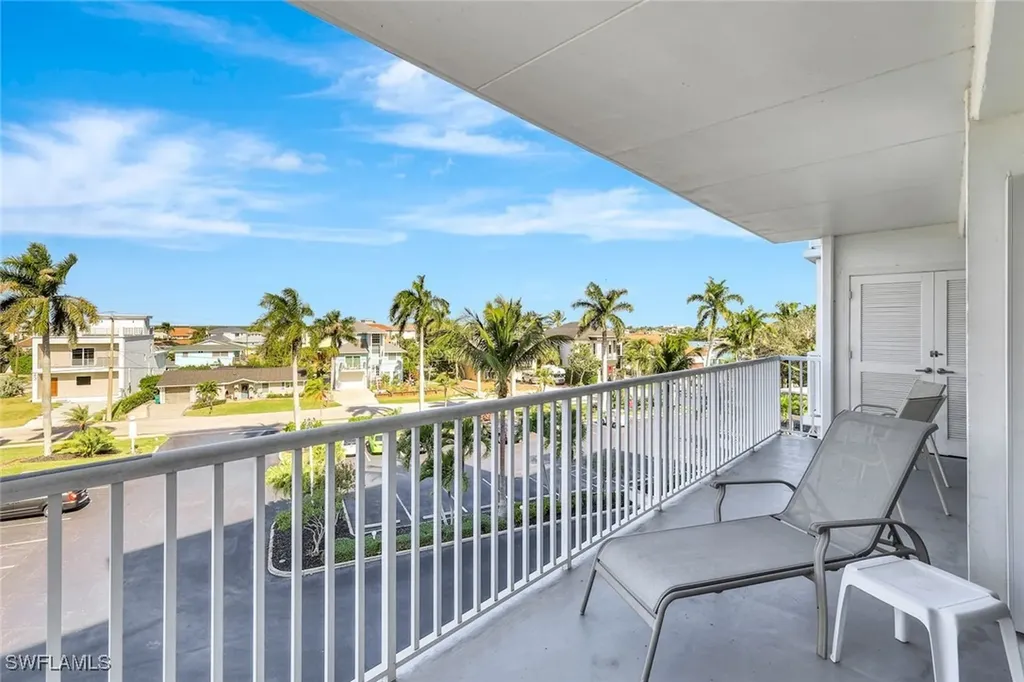 60 Pelican Street W Naples FL 34113