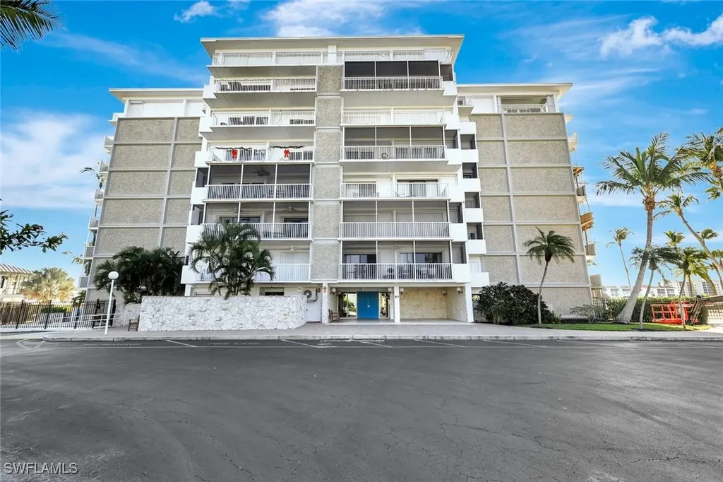 60 Pelican Street W Naples FL 34113