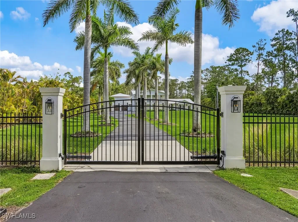 6155 Standing Oaks Lane Naples FL 34119