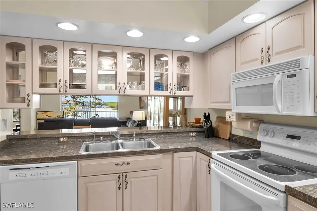 290 Newport Drive Naples FL 34114