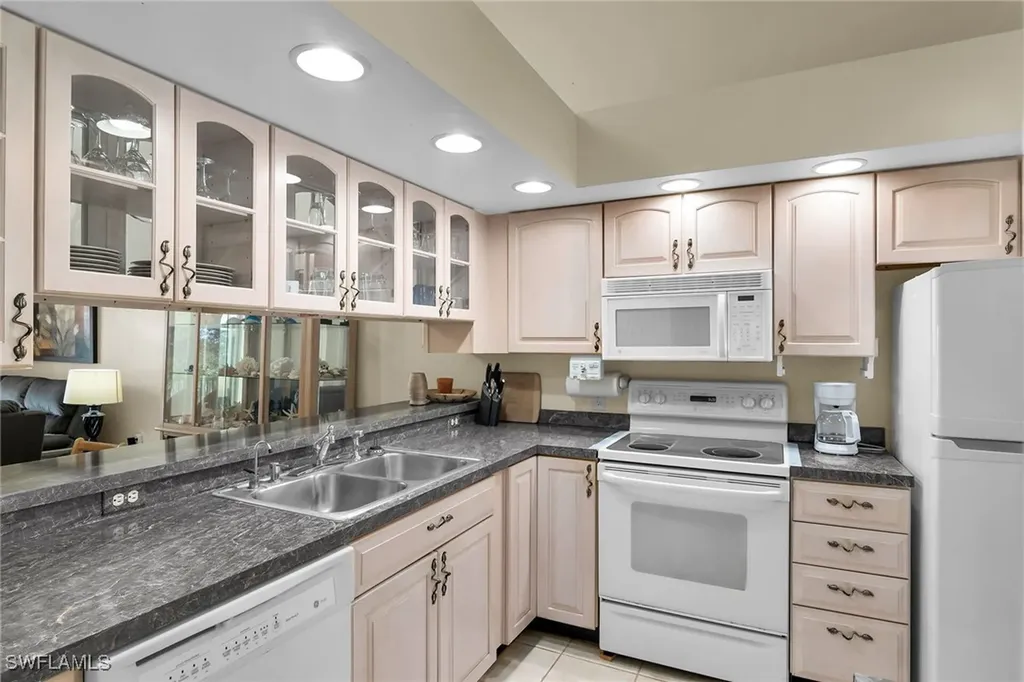 290 Newport Drive Naples FL 34114