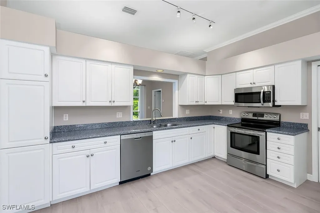 2389 Piccadilly Circus Naples FL 34112