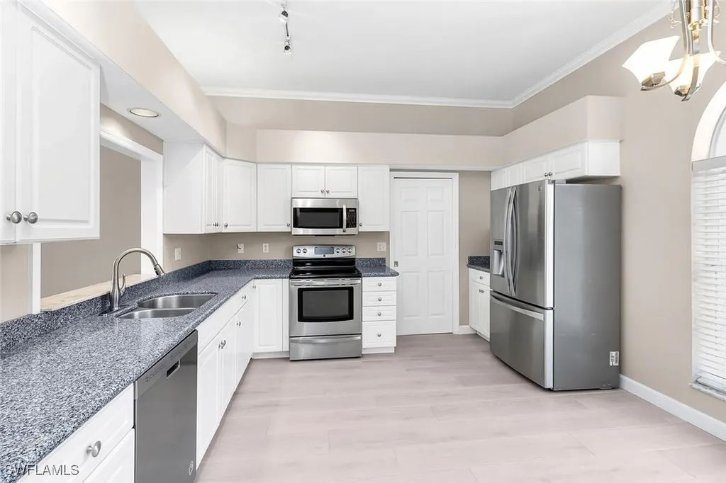 2389 Piccadilly Circus Naples FL 34112