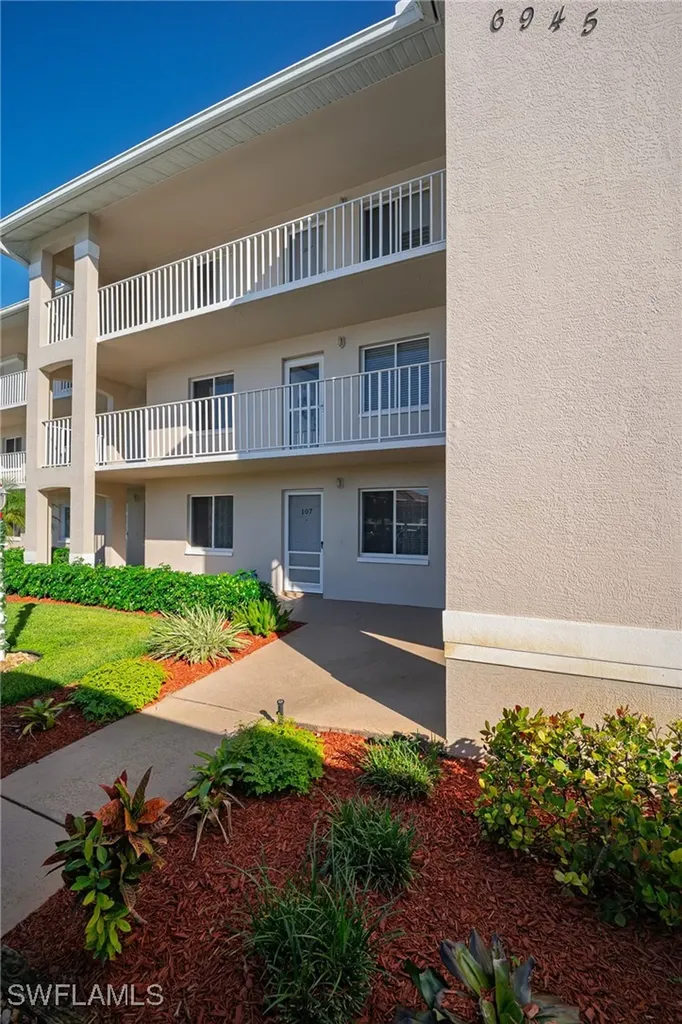 6945 Dennis Circle Naples FL 34104