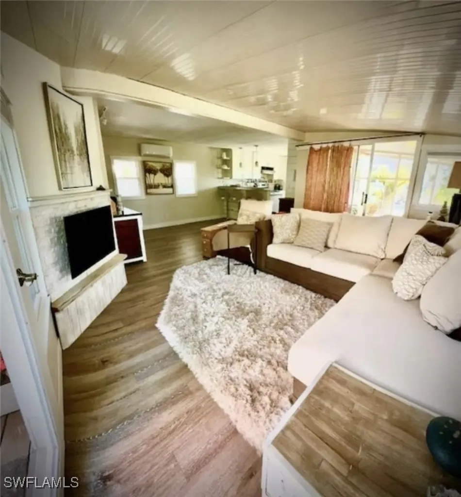 135 Moorhead Manor Naples FL 34112