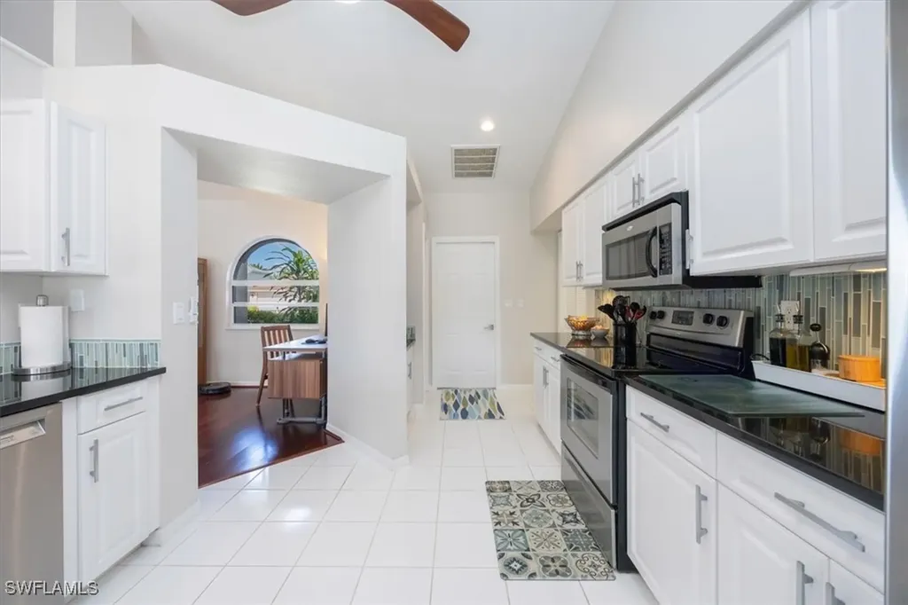 1835 Piccadilly Circus Naples FL 34112
