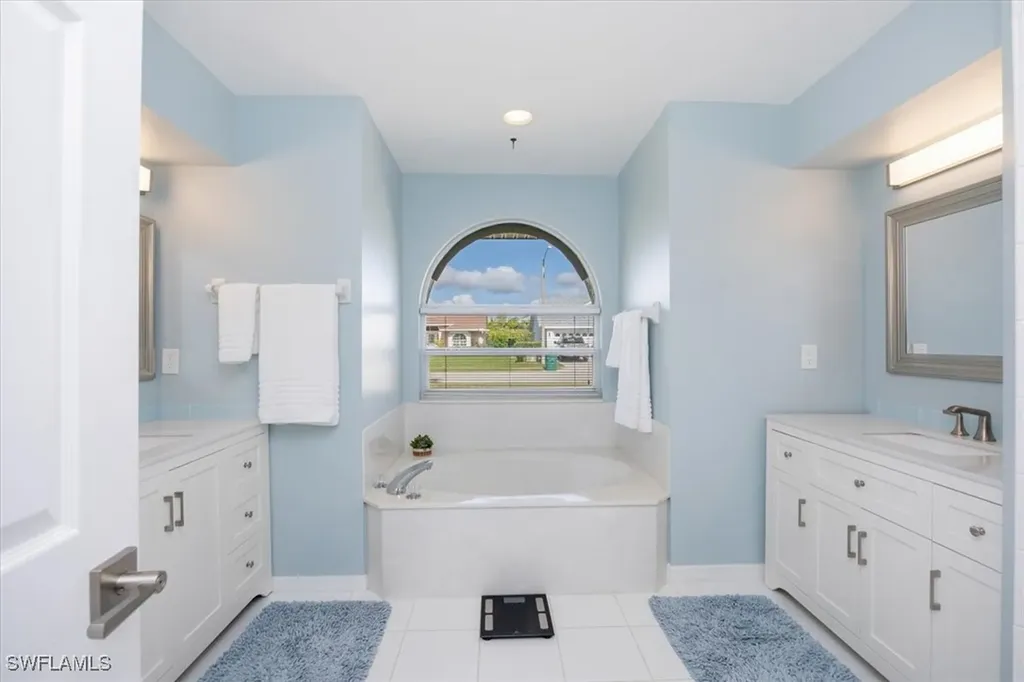 1835 Piccadilly Circus Naples FL 34112